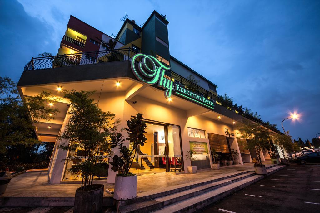 Thy Executive Hotel Johor Bahru Esterno foto